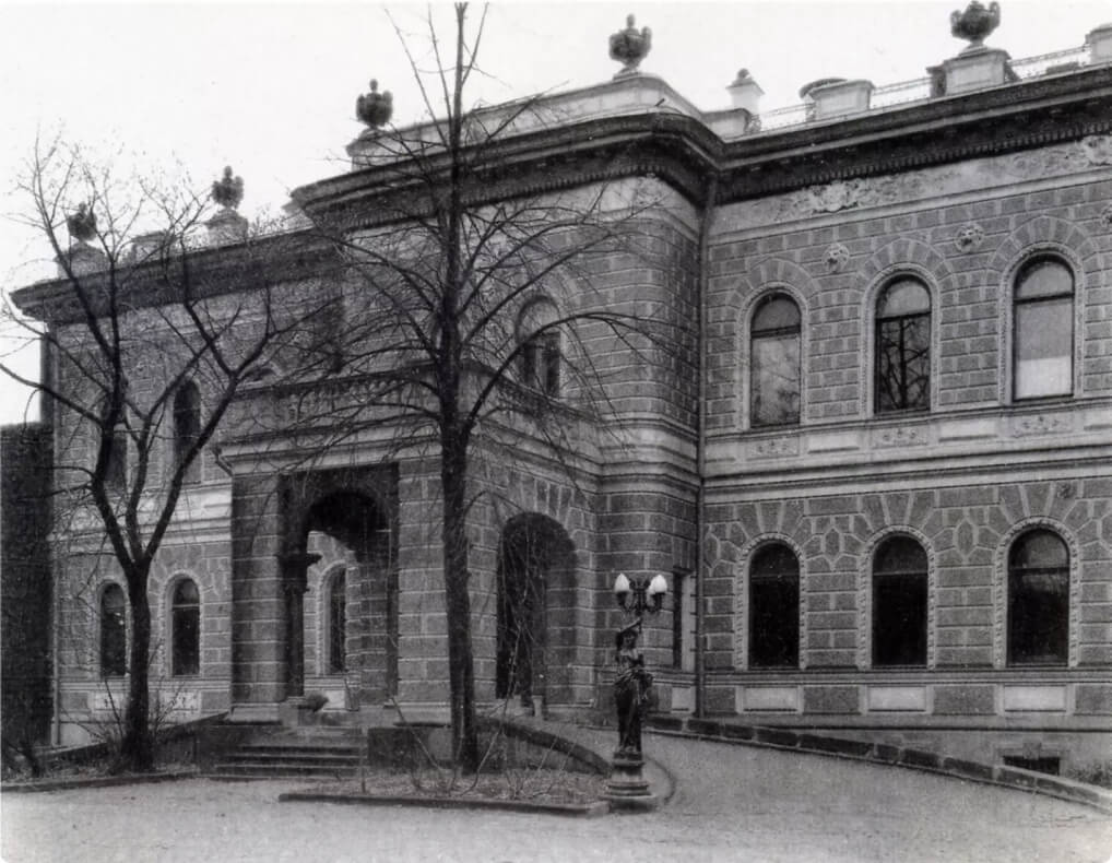 Садовая-Черногрязская улица. Особняк С. П. фон Дервиза / Л. К. Зубалова. Книга "Памятники архитектуры Москвы", том №3 "Земляной город", изд. "Искусство", М., 1989 год